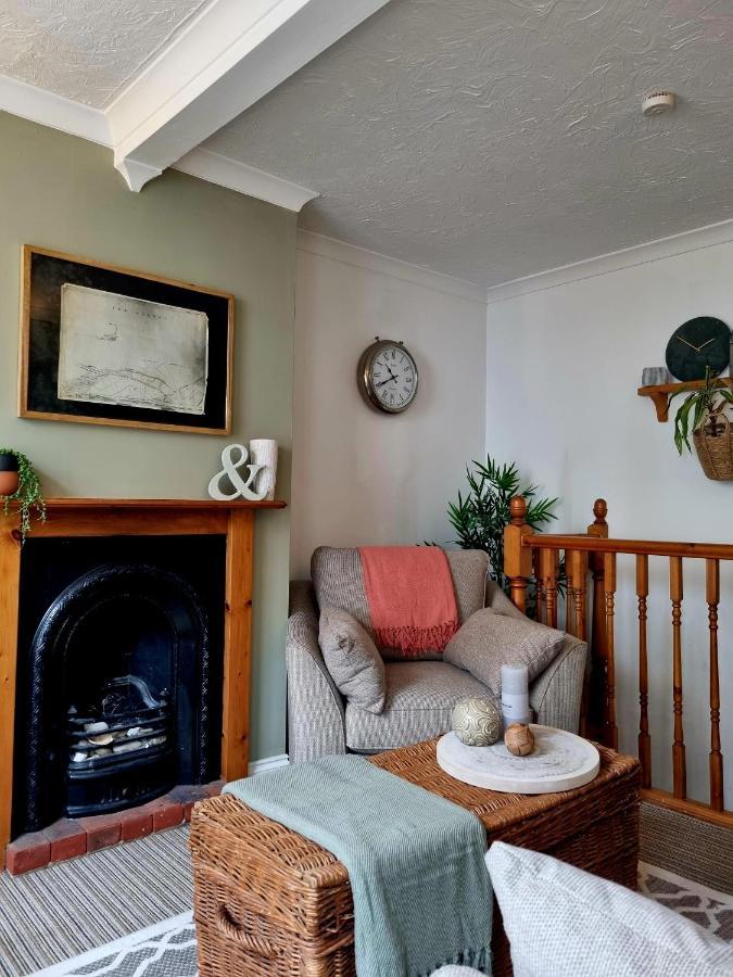 2 Bedroom House Within Walking Distance Of Townカウズ エクステリア 写真
