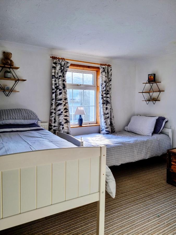2 Bedroom House Within Walking Distance Of Townカウズ エクステリア 写真
