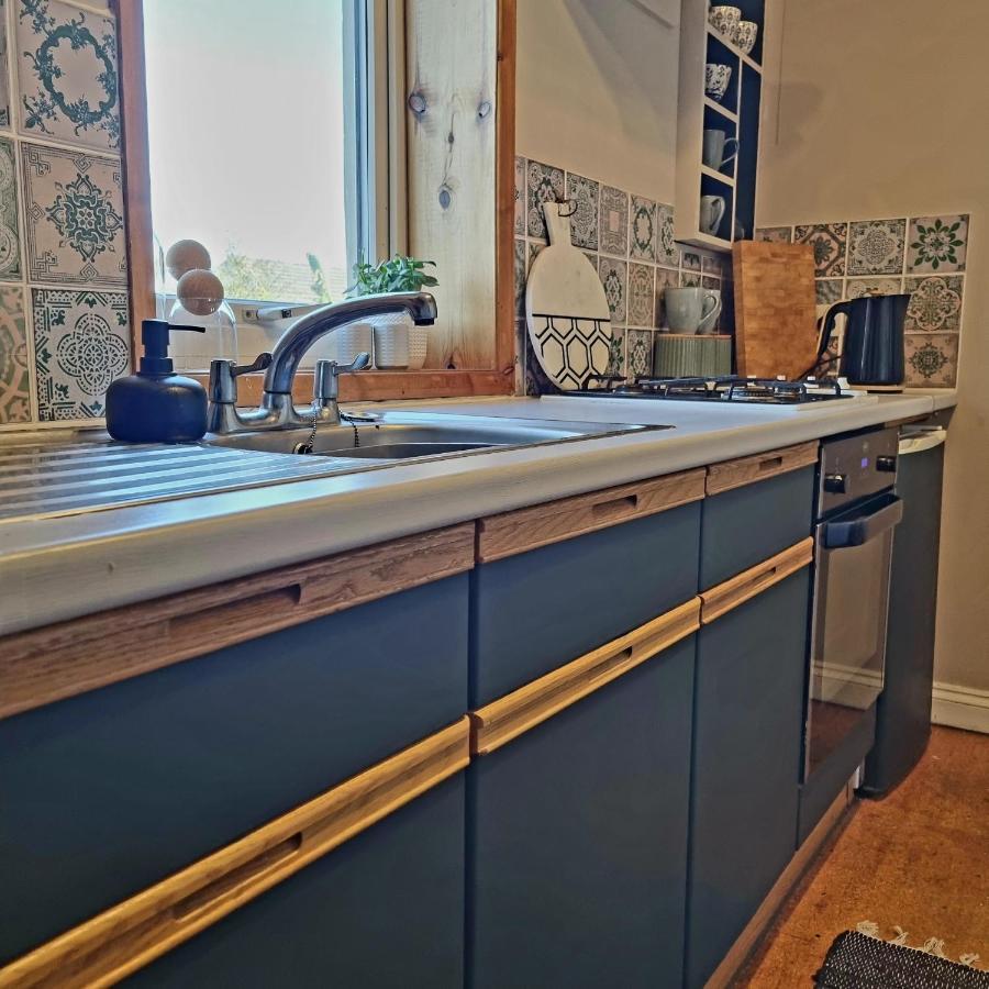 2 Bedroom House Within Walking Distance Of Townカウズ エクステリア 写真