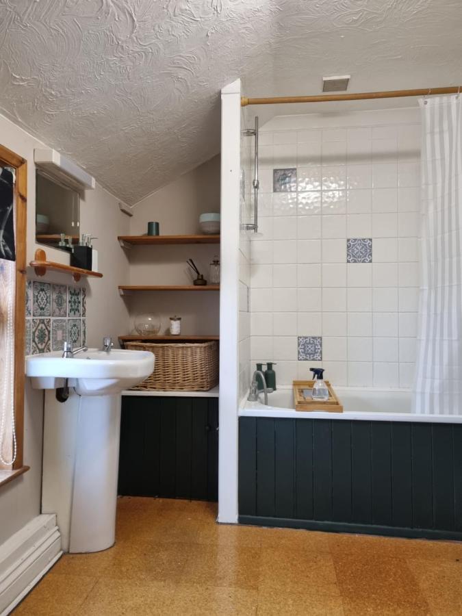 2 Bedroom House Within Walking Distance Of Townカウズ エクステリア 写真
