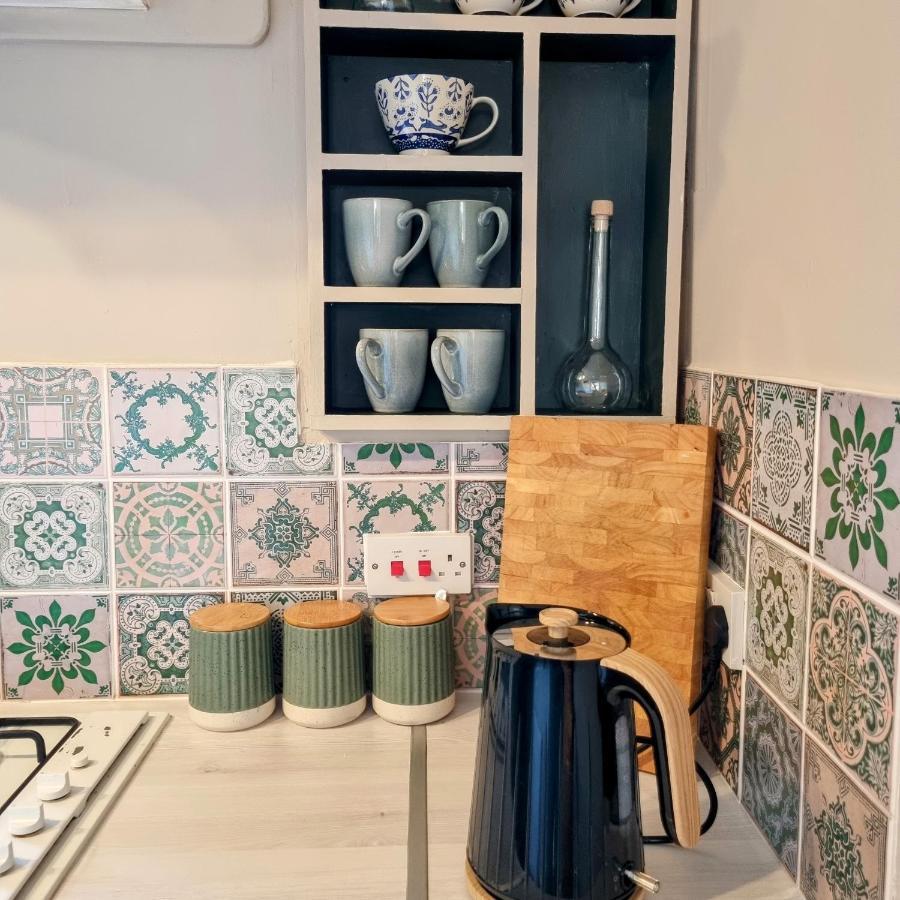 2 Bedroom House Within Walking Distance Of Townカウズ エクステリア 写真