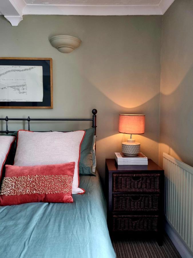2 Bedroom House Within Walking Distance Of Townカウズ エクステリア 写真